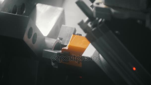 Remplacement automatisé des pièces usinées sur un tour 