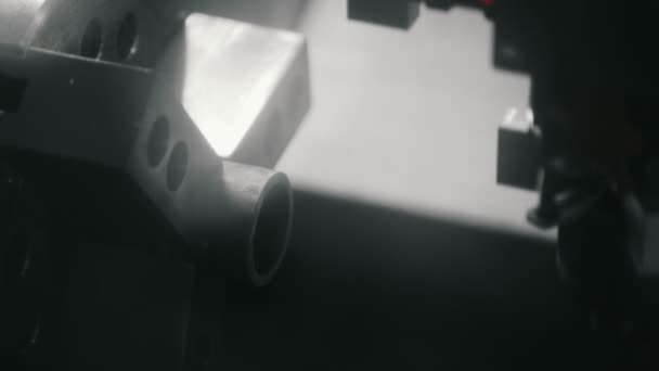 Remplacement automatisé des pièces métalliques usinées sur un tour 