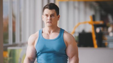 Spor salonunda - kaslı adam onun pazı ayna yakınındaki eğitim vücut geliştirme