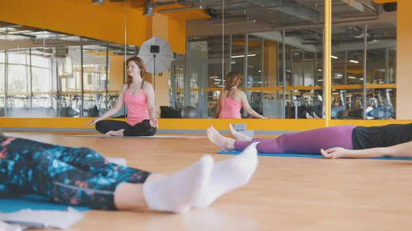 Yoga en el gimnasio - Coach muestra pose de loto para grupo de mujeres — Foto de Stock