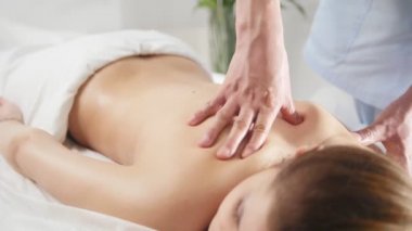 Genç kadın geri masaj için. Genç sarışın kadın için adam rmassaging
