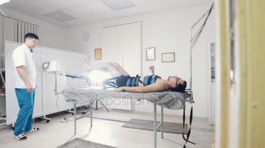 Doktor germe omurga, chiropractic, Asya Tibet Tıp prosedürü yürütmektedir