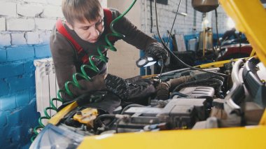 Hood - otomobil servis tamir, yakın araba ayrıntılarını mekanik unscrews