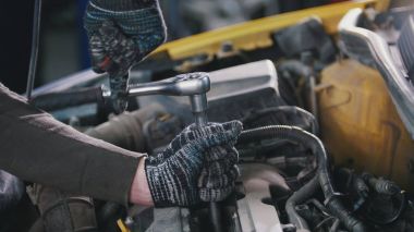 Araba detayını araba oto Servisi çalışma - mekanik unscrews