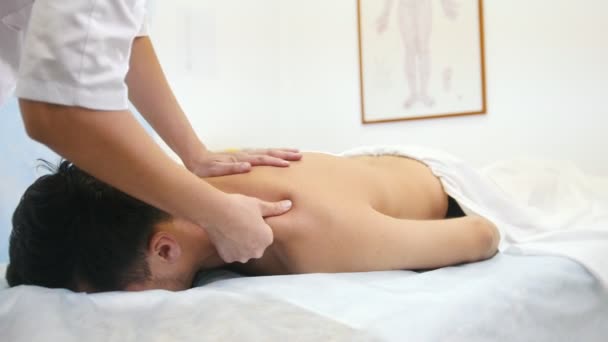 Le médecin massage le dos et les épaules de l'homme à la physiothérapie — Video