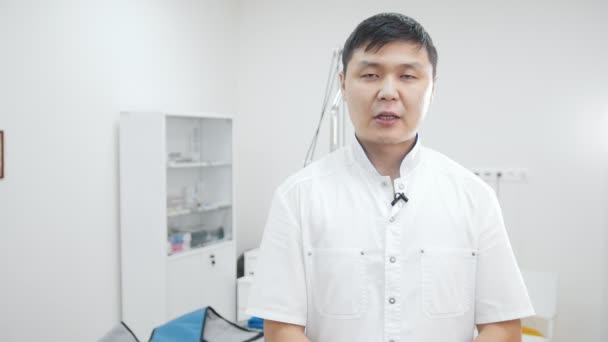 Asiatique homme médecin consulte, explique, donne des interviews, a parlé à la caméra — Video