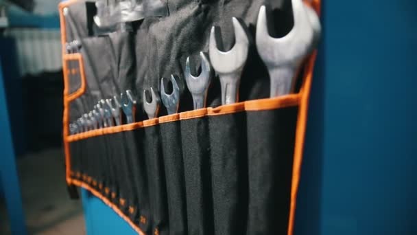 Outils de travail, clé à molette dans les poches de rangement 