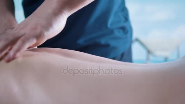 美丽的女人在毛巾按摩台-按摩在温泉为年轻的金发女性。松弛处理 — 图库视频影像
