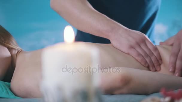 Aceite de masaje - mans manos en la parte posterior de la chica de pelo negro — Vídeos de Stock