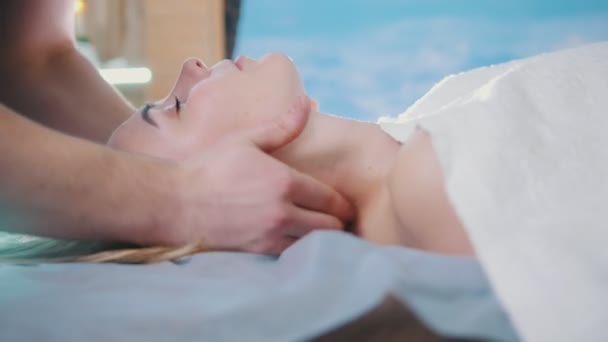 Salon de massage - jeune fille obtient une thérapie de guérison relaxante pour la tête — Video