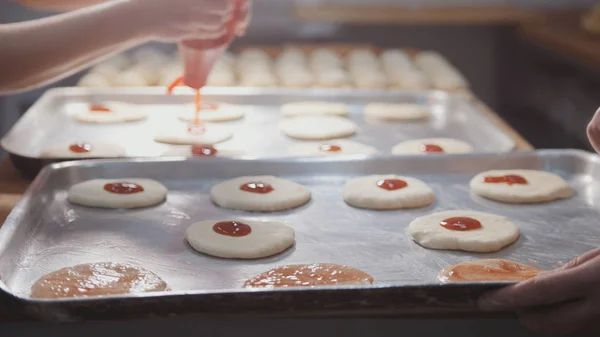 Kuchaři připravit mini pizzu, umístit rajčatovou pastu — Stock fotografie