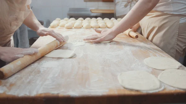 Kuchaři roll těsto na pečení, syrové těsto na desce — Stock fotografie