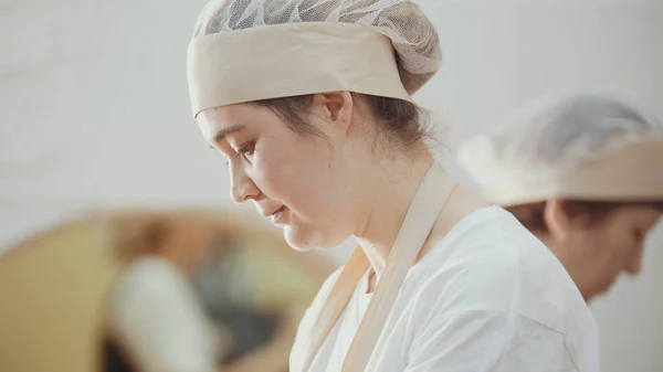 Kvinnor kockar arbetar på köket — Stockfoto