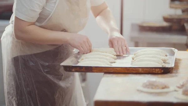 Cook klade na zásobník pro pečení koláčů — Stock fotografie