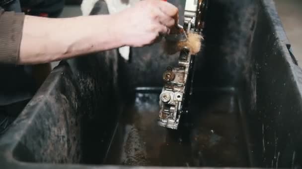 Lavage des pièces du moteur, pression d'eau — Video