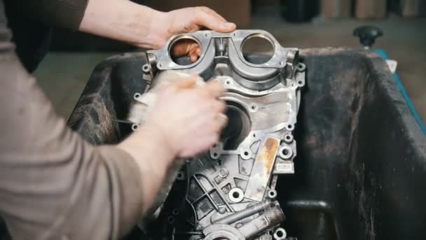 Mechanic cleans the engine parts, front view — Stock Video