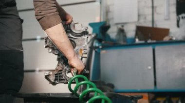 Mekanik motor parçaları, hava akımı ile kurutma temizler