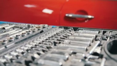 Bir araç içinde açık bavul seti