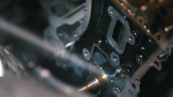 Yıkama ve Temizleme araba motor parçaları, su basıncı, revizyon — Stok video