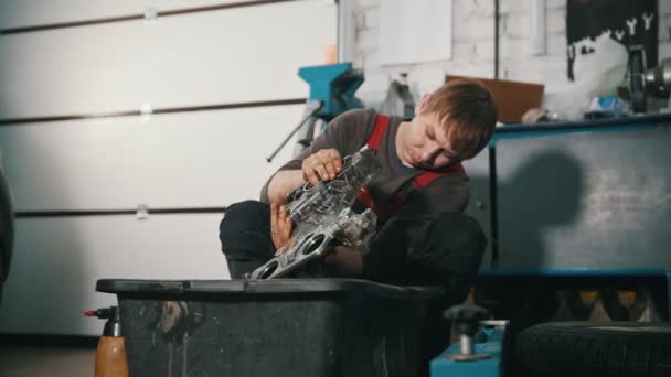 Der Mechaniker repariert den Motor, überprüft die Qualität und Reinheit — Stockvideo