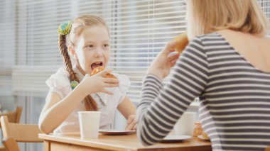 PIGTAIL kızla kafede şeker yiyor