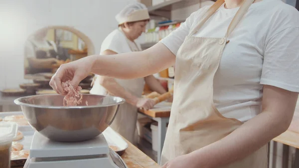 Bagaren är väger degen ingredienser för bakning — Stockfoto