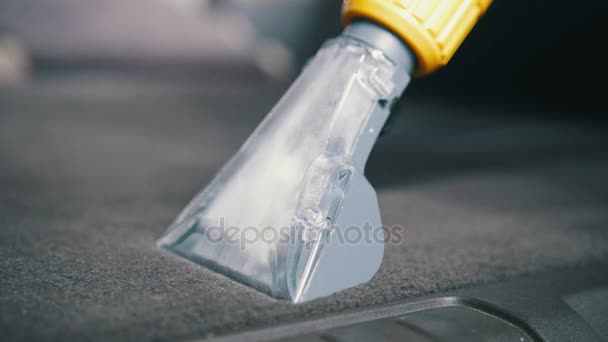 Auto interieur reinigen met de stofzuiger met water, tapijt in de kofferbak — Stockvideo