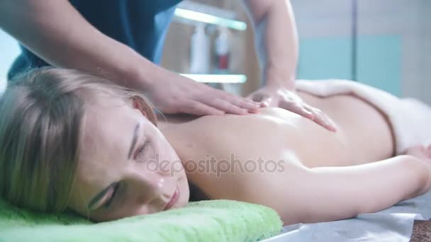 Spa. Las manos del masajista a las mujeres atrás - el primer plano — Vídeos de Stock