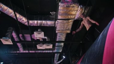 Trambolin üzerinde - yavaş hareket, telefoto atlama üstsüz acrobat genç adam