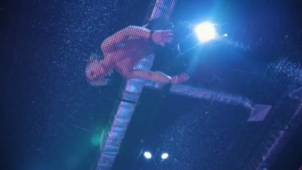 Junger Akrobat springt auf dem Trampolin - Zeitlupe, Ansicht von unten — Stockvideo