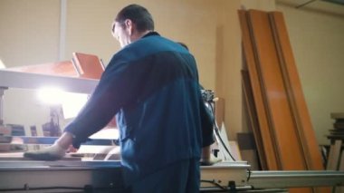 İşçiler marangoz ahşap mobilya Fabrikası'nda elektrikli testere kesim