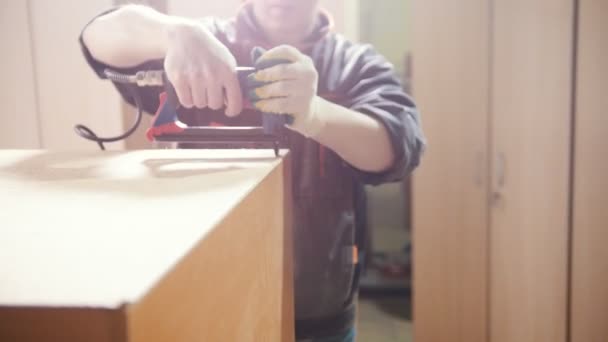Tischler arbeitet mit einem elektrischen Industriestapler in der Fabrik und repariert Möbeldetails — Stockvideo