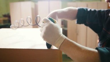 Bir elektrik sanayi zımba ile fabrika üzerinde çalışma marangoz okul mobilya için takımları, yakın çekim sabitleme