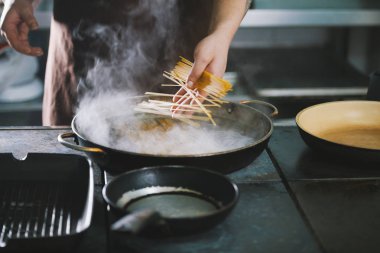 Restoranda profesyonel pişirme spagetti