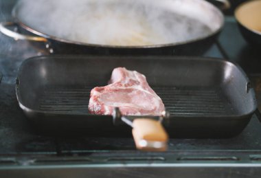 Çiğ et ızgara restoranda pişmiş