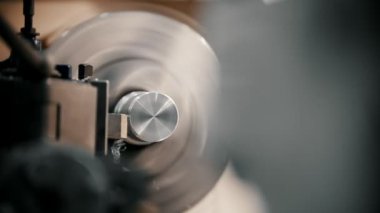 Metal parçaların Torna makine fabrikası, çok metal talaşı, endüstriyel kavramı, önden görünüm, kesim