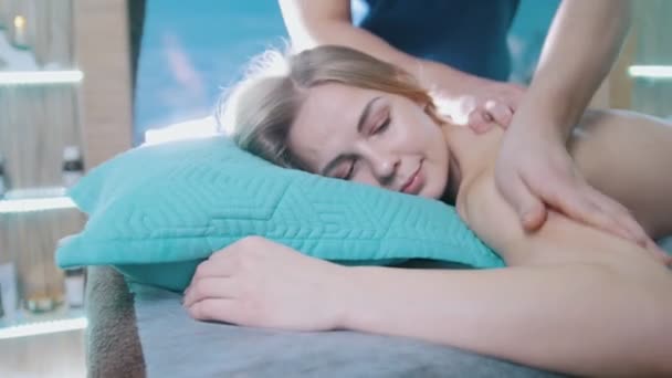 Salone massaggi - uomo che fa terapia rilassante per una giovane ragazza, slider shot — Video Stock