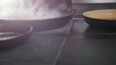 Restoranda spagetti işlemi