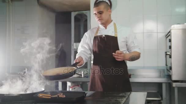 厨师烹调意大利面条在餐馆 — 图库视频影像