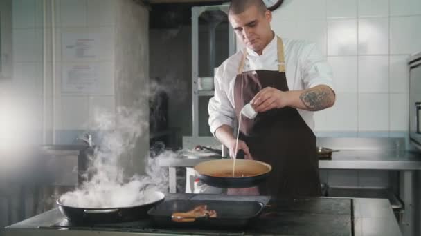 Gieten van de saus in het vlees — Stockvideo