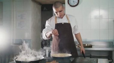 Aşçı baharat ve soğan yemek için ekler