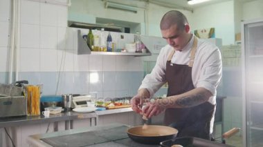 Şef pastırma restoranda bir tavada kızartma