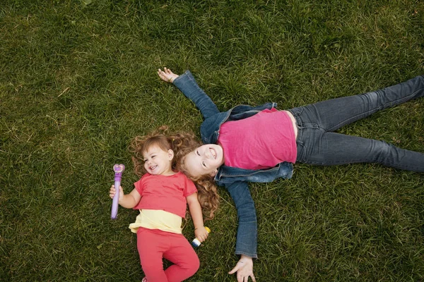 緑の草、屋外の公園に 2 人の姉妹の肖像 — ストック写真