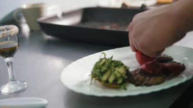 Şef biftek plaka restoran olarak hizmet vermektedir