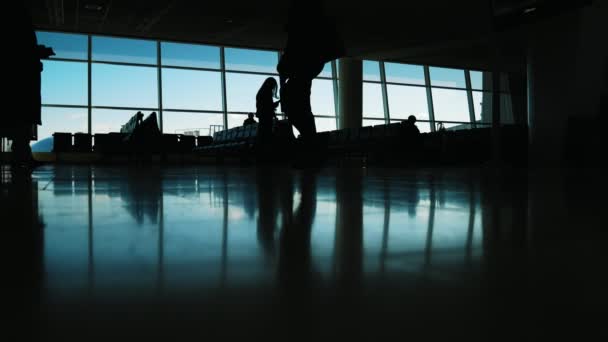 Passageiros caminhando dentro do aeroporto terminal aéreo - silhueta — Vídeo de Stock