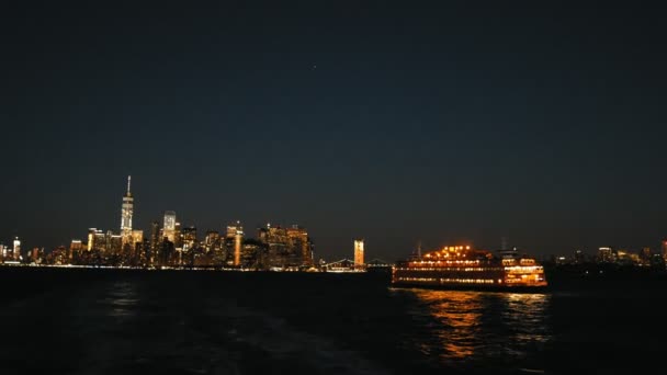 New York'un Manhattan siluetinin gece Staten Adası feribot dan — Stok video