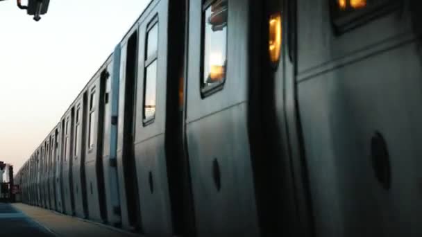 Trenul de metrou intră în stația New York City - Brooklyn — Videoclip de stoc