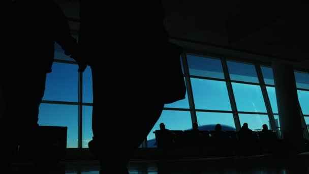 Толпа пассажиров в терминале аэропорта - люди перед окном — стоковое видео