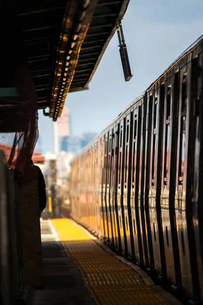 Moderna tåg vid stationen - city subway i Ny — Stockfoto