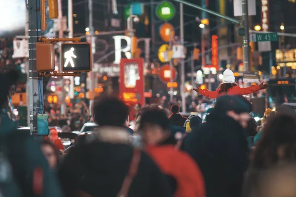 Uma multidão se move através de Times Square um monte de pessoas — Fotografia de Stock